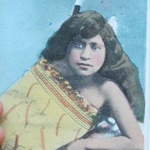 Cartão postal antigo e raro Maori da Nova Zelândia - Mulher Maori em roupa tradicional A28