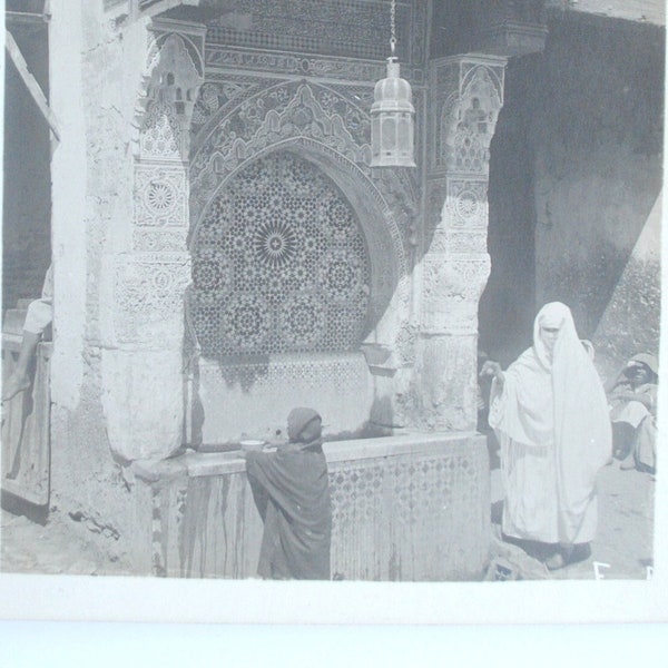 Fes, Marokko, Brunnen und Straßenszene – Altes Foto 1930 – orientalische Reisekunst – altes Schwarz-Weiß-Foto