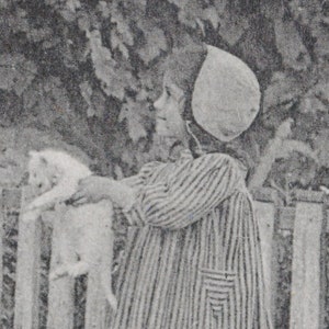 Carte postale ancienne-Petite fille et chaton-vie à la ferme-scène de campagne-décor champêtre-cottagecore