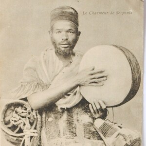 Charmeur de serpents  en Afrique-carte postale ancienne orientaliste-dresseur de serpents-décoration exotique -refA22