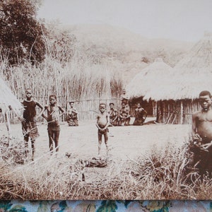 Zulu Afrikanischer Ureinwohnerstamm - Südafrika Postkarte Ureinwohnerkinder und Dorf - ethnisches Porträt - Afrikanische Kunst B1