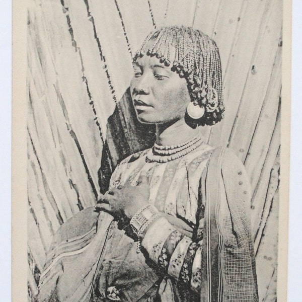 Madagascar - art mural féminin- rare carte postale ancienne - portrait jeune femme malgache-femme sakalave A24