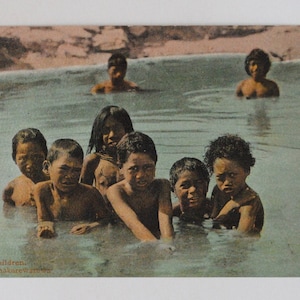 Maori Rare Whakarewarewa - cartão postal antigo - crianças Maori da Nova Zelândia tomando banho no Lago Rotorua-ref250