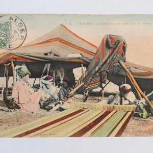 Teppichweben in einem Douar- Algerien-alte Postkarten-Reisekunst 1900er-ethnische Kunst-Wanddekoration Teppichkunst-a36