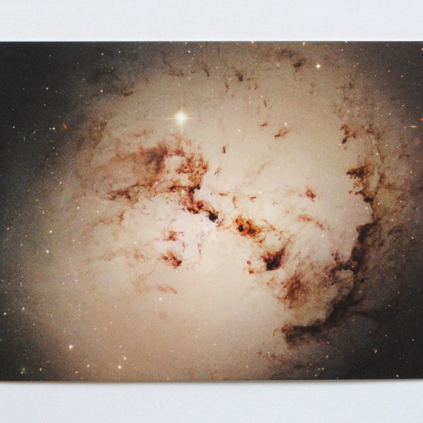 Galaxie lenticulaire géante NGC 1316 -télescope spatial  Hubble NASA- carte postale de l'espace