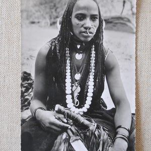 Raro retrato de uma mulher africana Touboue do Saara com sua espada e joias - arte tribal de parede - antigo cartão postal étnico A27