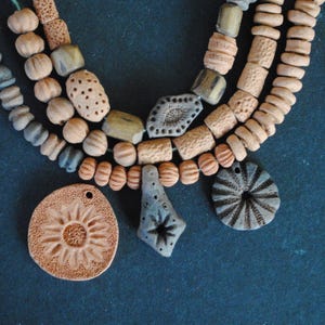 La vostra scelta di ciondolo in terracotta artigianale - fascino unico di argilla selvatica - medaglione di argilla - ciondolo rustico in ceramica -