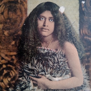 Mulher Maori - Cartão postal antigo raro da Nova Zelândia - Vestido tradicional Maori - Cartão escrito e usado - Arte de parede de mulher B5