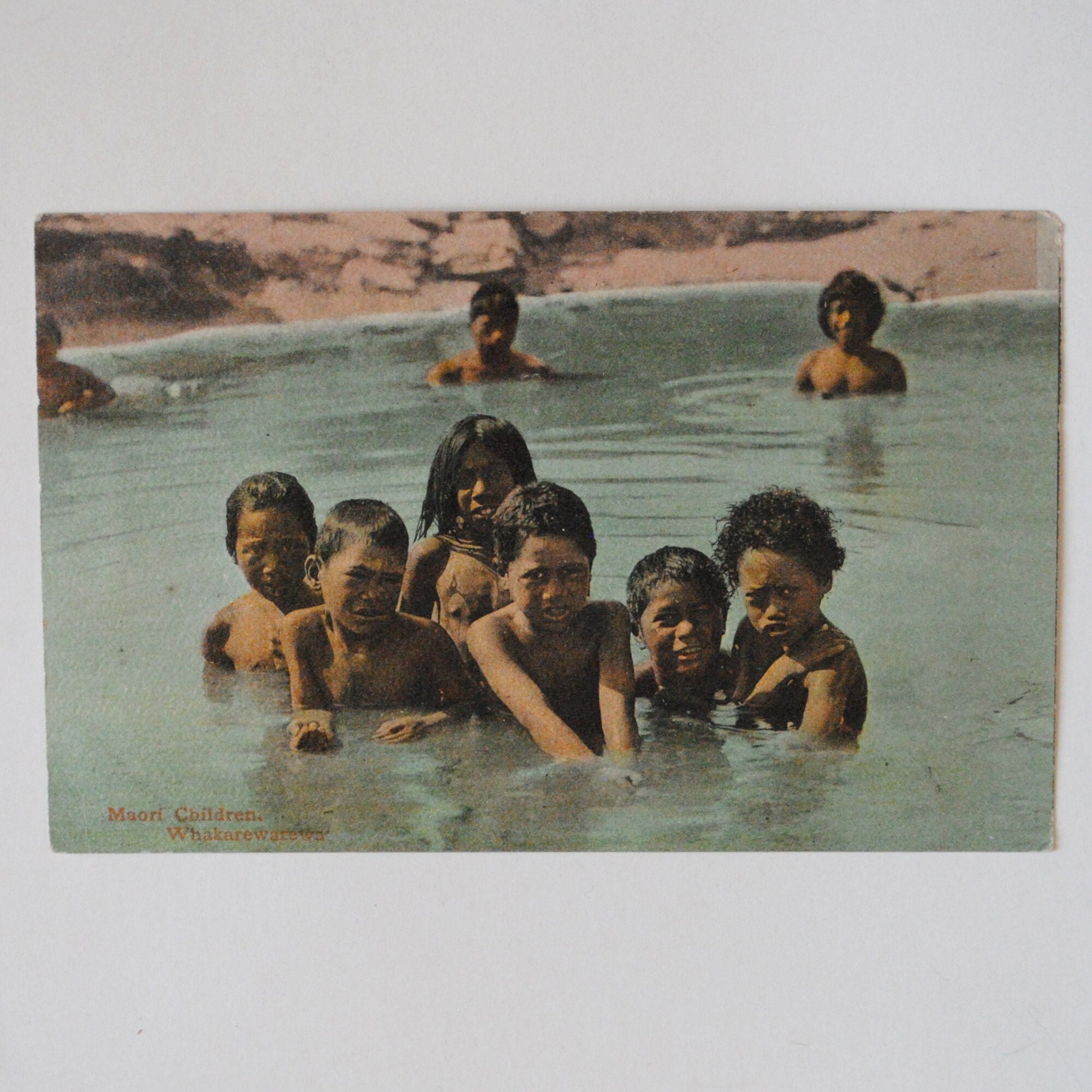 Maori Rare Whakarewarewa - Carte Postale Ancienne -Enfants Maori de Nouvelle Zélande Se Baignant Dan