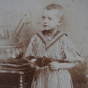 Tarjeta fotográfica antigua - retrato familiar - retrato infantil - vestido viejo - muñeca vieja - decoración en mal estado - decoración retro de la pared