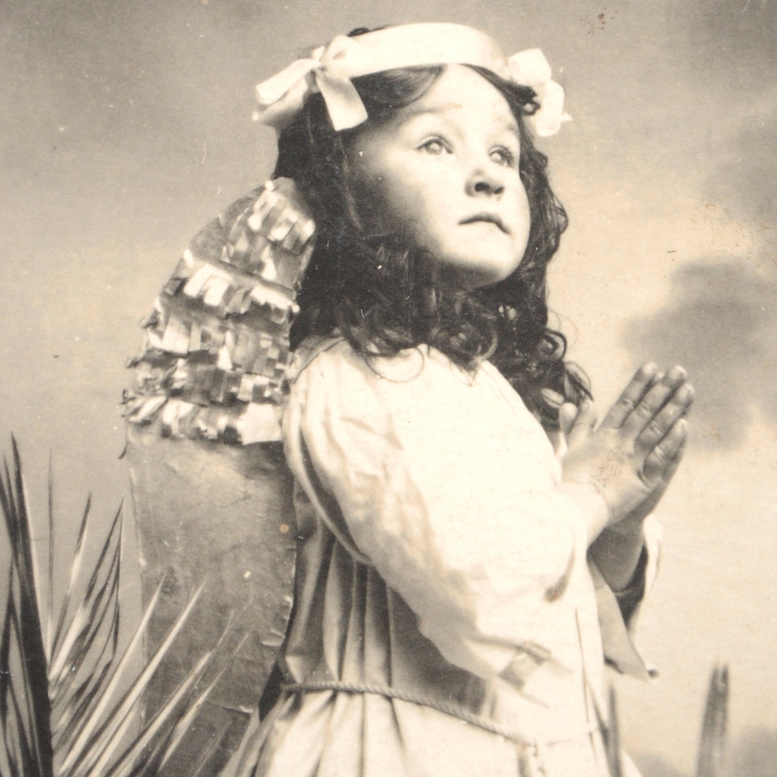Petite Fille Déguisée en Ange-Photo de Studio - Photo Cabinet - Ancienne Noir et Blanc-Ancien França