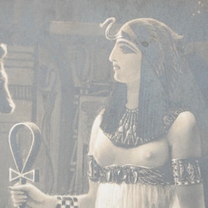 Prétresse égyptienne de la déesse Hathor-Déesse égyptienne -carte postale vintage-salon de Paris-peinture Herbert Sidney-A30