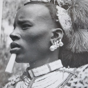 Art mural ethnique - portrait homme noir tribu - parure perles africaines-  photo Kenya - carte postale ancienne vrai photo-  A36