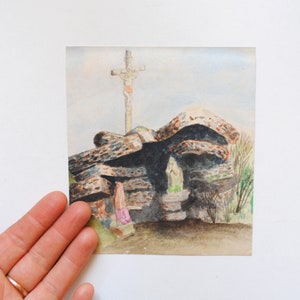 Aquarela pequena vintage de uma mulher rezando em frente a uma estátua em uma capela de rocha natural / arte religiosa / Bretanha?-cl2