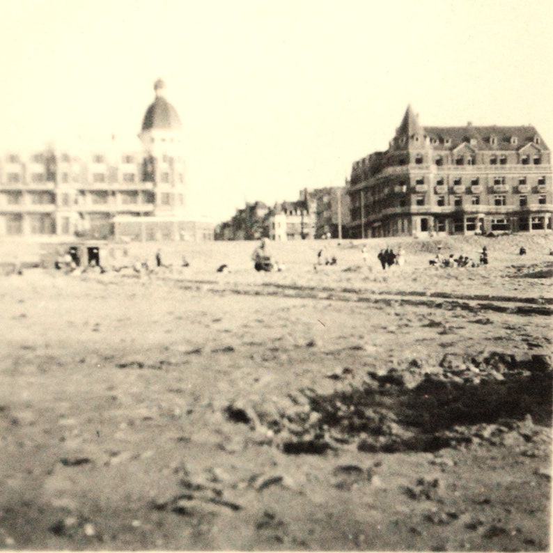 4 photos-beach-seaside-child to the sea-4 small original amateur photographs black and white vintage-Belgium