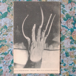 Rare curiosité Saigon Cochinchine main de vieillard religieux aux ongles géants - Indochine - carte postale Asie B4