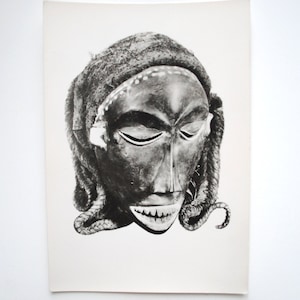 Masque africain-masque rituel d'initiation des jeunes hommes-Bapende- Sud Ouest Congo-carte postale vintage 1950 - art africain- art tribal