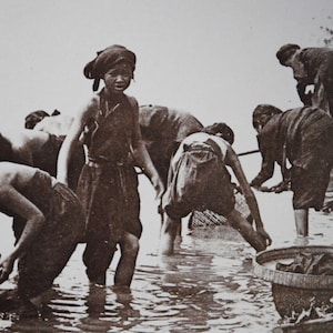 Raro siglo 19 Vietnam-Tonkin-Indochina francesa-antigua foto albuminada pegada en cartón- Mujeres vietnamitas junto a un río-