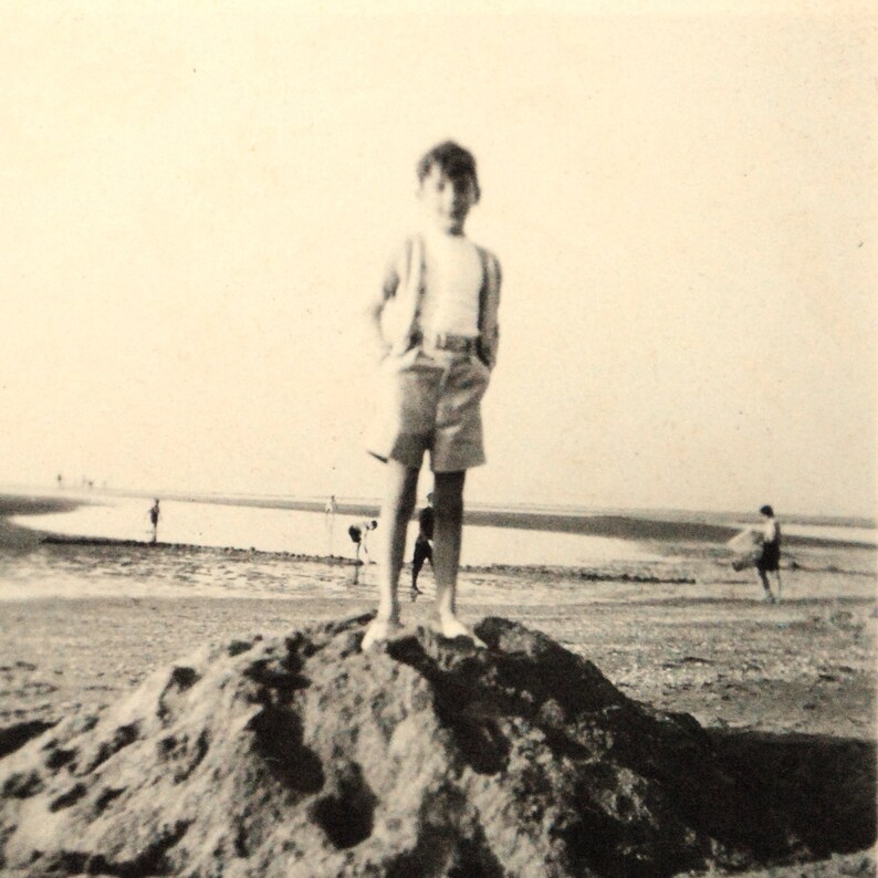 4 photos-beach-seaside-child to the sea-4 small original amateur photographs black and white vintage-Belgium