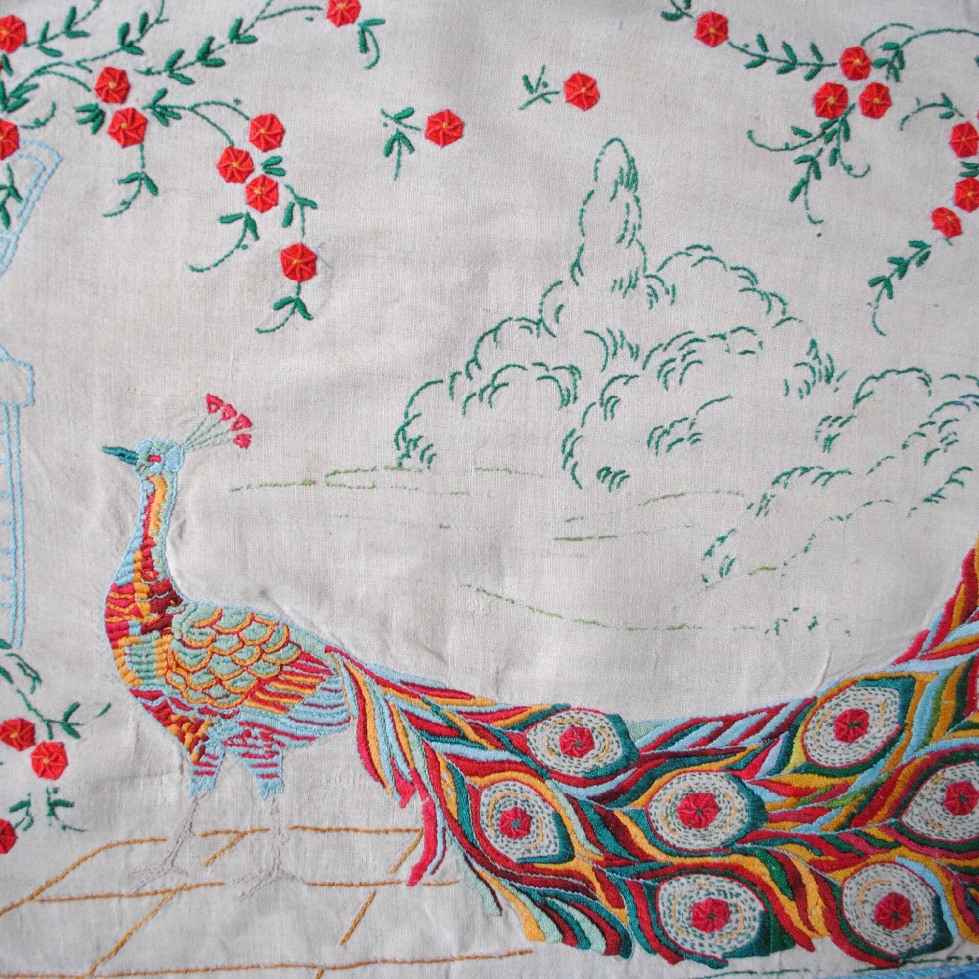 Broderie Vintage à Restaurer-Fait Main-Broderie Ancienne de Coussin-Tapisserie Brodée-Broderie Paon-