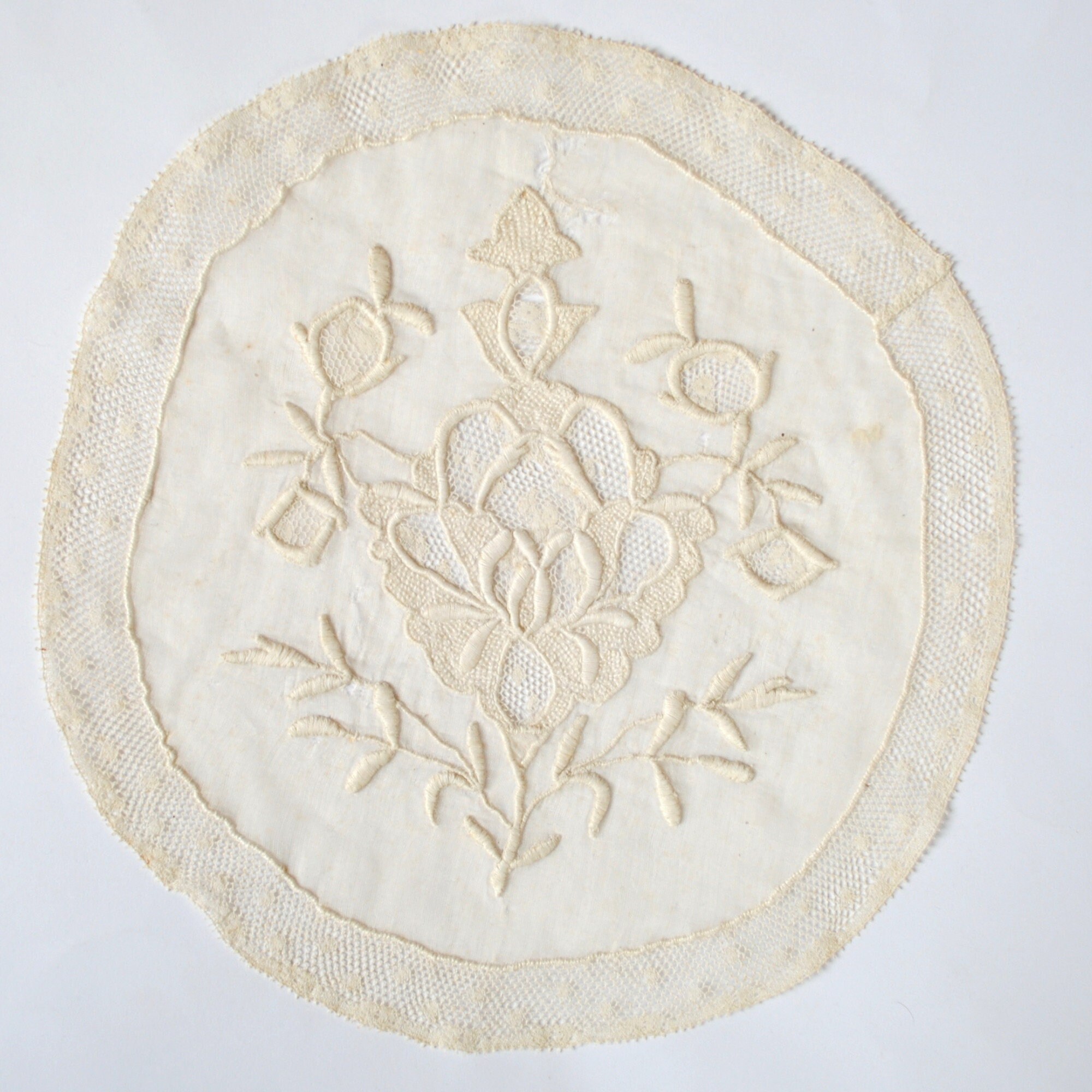 Napperon Ancien Brodé à Restaurer - Broderie de Fleurs Napperon Mamie en Dentelle