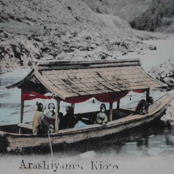 Rare Japon - Kyoto - Arashiyama - Geishas et paysage de rivière de montagne - carte postale ancienne Asie - décoration murale japonaise