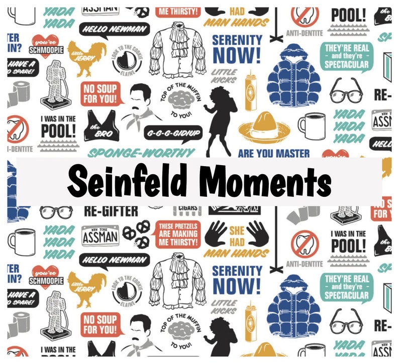 Peut inclure: Un fond blanc avec un motif r&eacute;p&eacute;titif d'illustrations en noir et blanc de moments embl&eacute;matiques de la s&eacute;rie t&eacute;l&eacute;vis&eacute;e Seinfeld. Les illustrations comprennent des phrases comme "Serenity Now!" et "No Soup for You!" ainsi que les personnages de la s&eacute;rie Jerry, Elaine, Kramer et George.