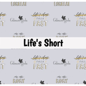 Peut inclure: Un fond gris clair avec un motif r&eacute;p&eacute;titif de texte et d'images. Le texte dit "Life's Short Talk Fast" et "Gilmore Girls". Il y a une petite image d'une feuille d'&eacute;rable. Le texte "Life's Short" est en gras et en plus grande taille au centre de l'image.