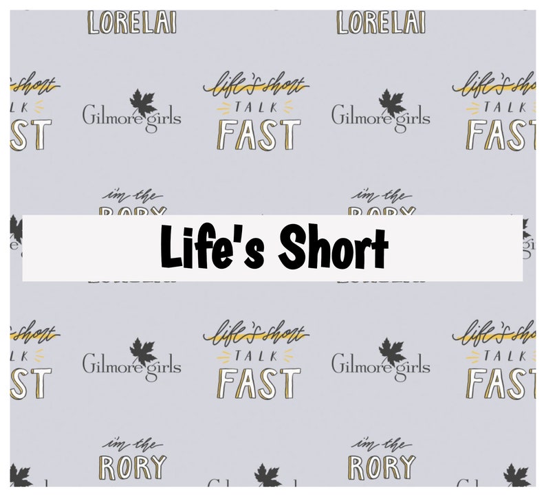 Peut inclure: Un fond gris clair avec un motif r&eacute;p&eacute;titif de texte et d'images. Le texte dit "Life's Short Talk Fast" et "Gilmore Girls". Il y a une petite image d'une feuille d'&eacute;rable. Le texte "Life's Short" est en gras et en plus grande taille au centre de l'image.