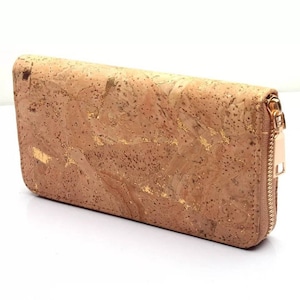 cartera vegana de corcho con detalles dorados