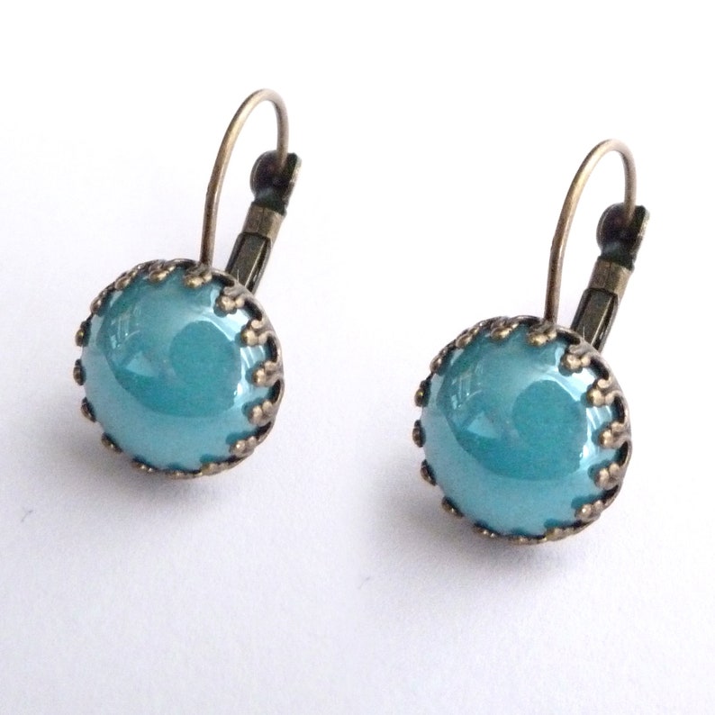 Boucles d'oreilles dormeuses argentées rétro cabochon bleu clair nacré image 5