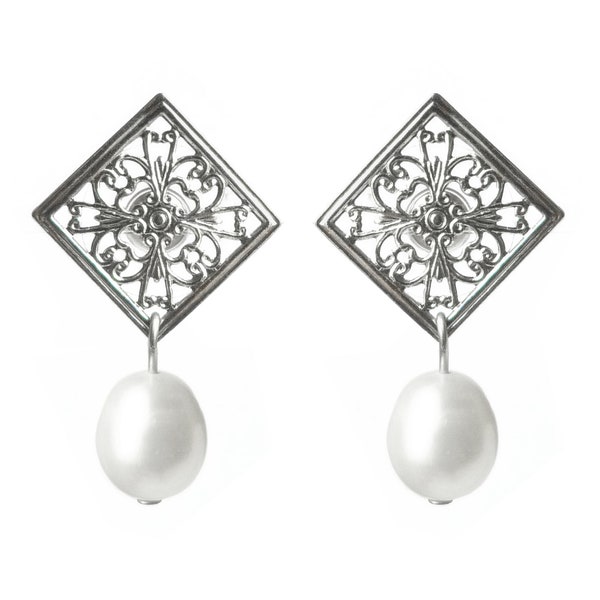 boucles d'oreilles perles d'eau douce blanches nacré et carré (losange) argenté classique filigrane