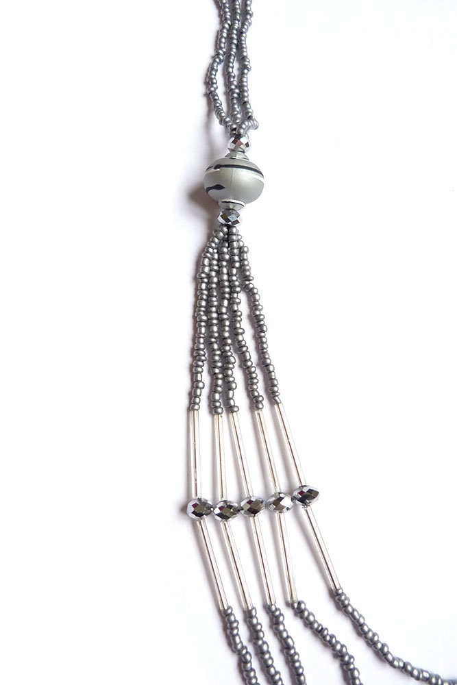 Collier Sautoir Multi-rang Perles Rocaille Gris Argenté Avec Broche Fleur En Tissu - Neuf Sans Emballage