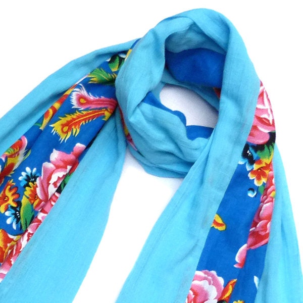Echarpe - étole légère en coton bleu à motifs fleurs multicolores