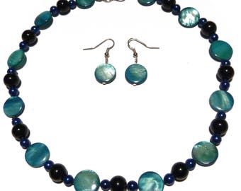 Parure femme Collier et boucles d'oreilles classique Nacre et perles bleu nuit et bleu clair