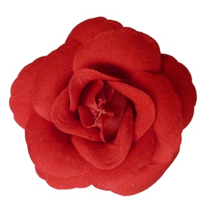 Può includere: Un'unica rosa rossa di stoffa. La rosa è realizzata in un materiale morbido e vellutato e ha un aspetto realistico.