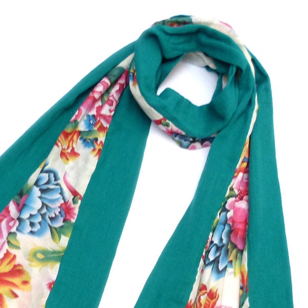 Echarpe - étole légère en coton vert et blanc à motifs fleurs multicolores