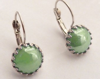 Boucles d'oreilles dormeuses argentées rétro cabochon vert