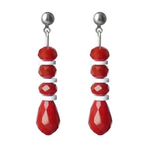 klassische Gothic-Chic-Ohrstecker in undurchsichtigen roten Tropfen