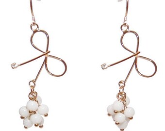 Boucles d'oreilles noeud romantique ruban de métal cristal blanc perles blanches