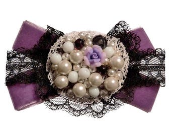 Broche gothique noeud papillon  violette et noire gothique victorien velours dentelle fleur et perles nacrées