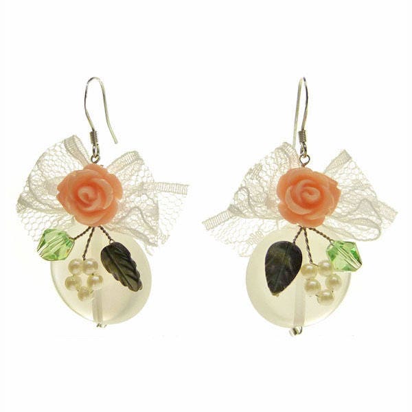 Boucles d'oreilles Pendantes noeud papillon dentelle fleur rose saumon et feuille en nacre