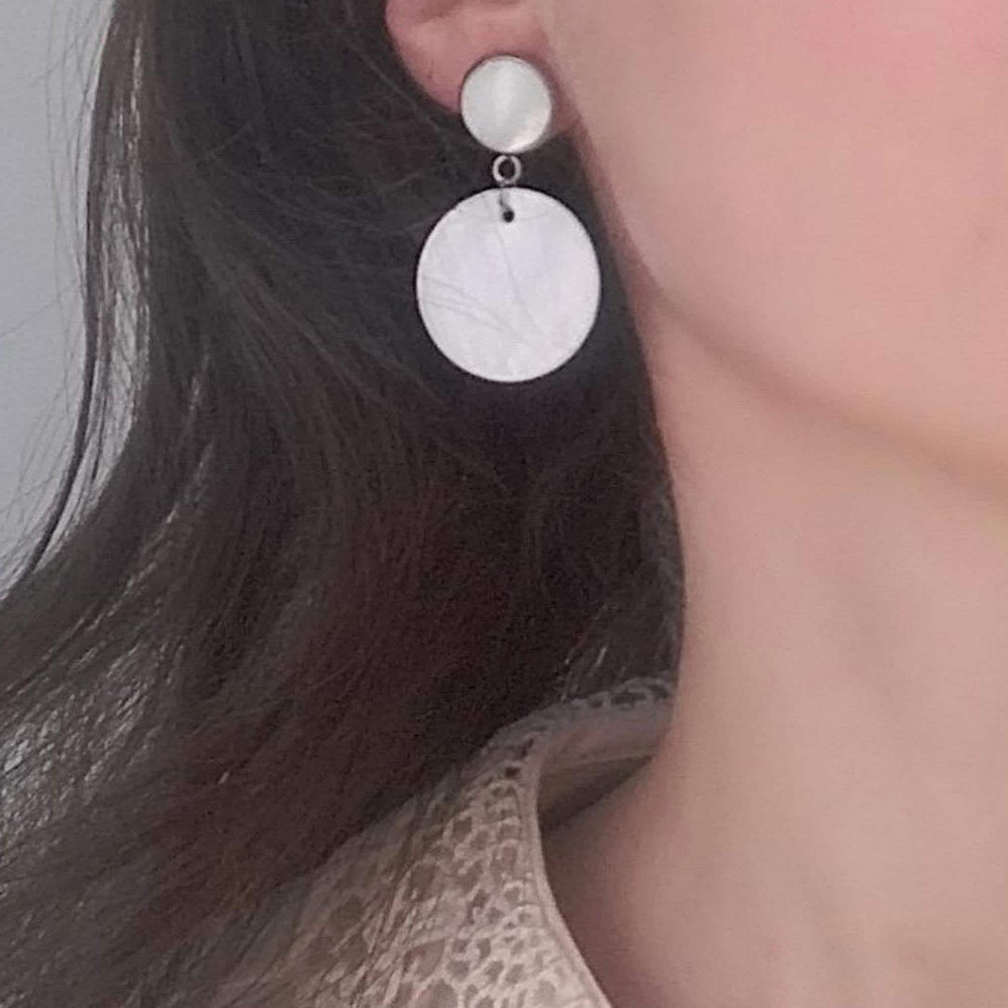 Boucles D'oreilles Rondes En Nacre Blanche Et Laiton Doré - Style Minimaliste (neuf)