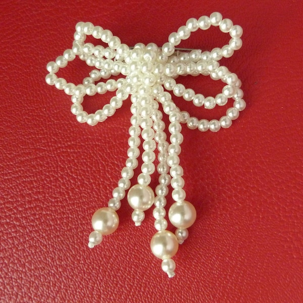 Broche noeud blanche, en perles nacrées, broche de mariage