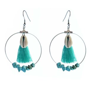 Brincos de argola femininos com pingente de concha azul turquesa.