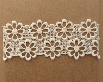 Wide lace choker necklace white or ivory daisy flowers for woman retro style / boho wedding