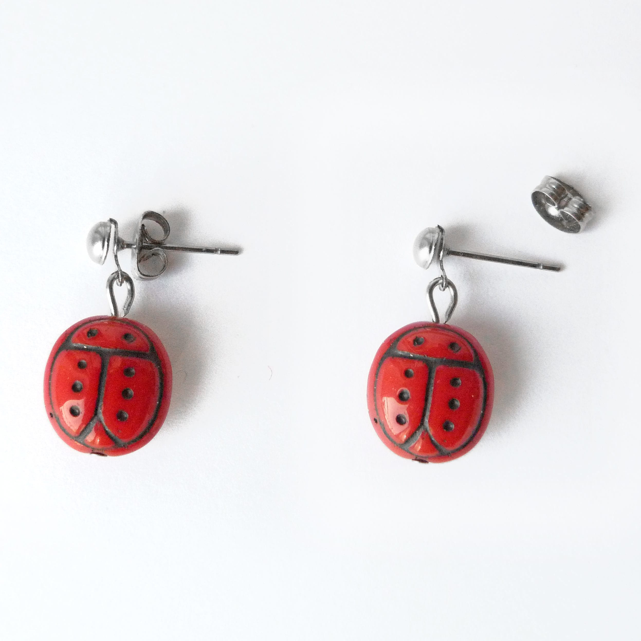 Set di gioielli vintage a forma di coccinella, orecchini a perno a forma di coccinella in smalto rosso e nero e spilla a forma di coccinella, tutti con occhi di cristallo, splendido