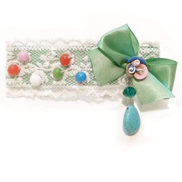 Pince barrette type clip cheveux satin vert, dentelle blanche et perles multicolore - style kawaii