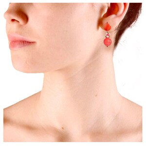 Boucles d'oreilles clou rose orangé nacre fleur fimo et perle 画像 2