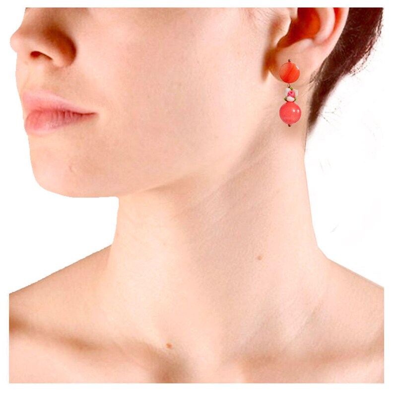 Boucles d'oreilles clou rose orangé nacre fleur fimo et perle image 2